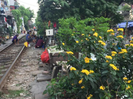 Tuy cuộc sống của họ luôn rình rập những nguy hiểm, thế nhưng điều đó từ lâu đã trở thành một phần trong cuộc sống của họ. Nhịp sống của người dân khu phố này vẫn có thể bình yên, tĩnh lặng trong tiếng ồn ào của đoàn tàu, theo cách riêng của nó.