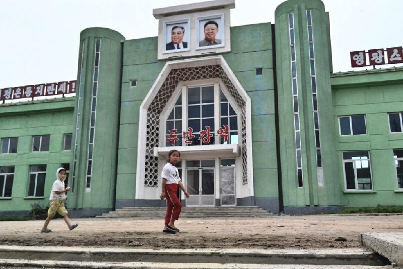 Khi trở lại ga tàu, anh nhìn thấy chân dung các cố lãnh đạo của Triều Tiên và dòng chữ “trường tồn”.