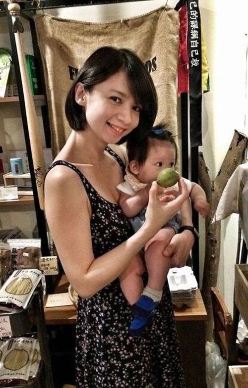 Cô được chồng yêu chiều hết mực và mới đây, cặp đôi vừa sinh một bé gái kháu khỉnh. 