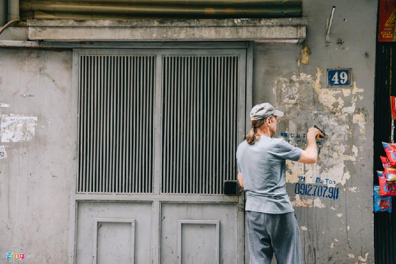 Nhìn dáng người mảnh khảnh, luôn nở nụ cười thân thiện và đặc biệt là ánh mắt sâu thẳm, ít ai nghĩ người đàn ông này từng tham chiến ở chiến trường Bình Định - Lâm Đồng cách đây gần 50 năm. Những ký ức đau thương của chiến tranh cứ đeo bám người đàn ông ấy cả mấy thập kỷ.