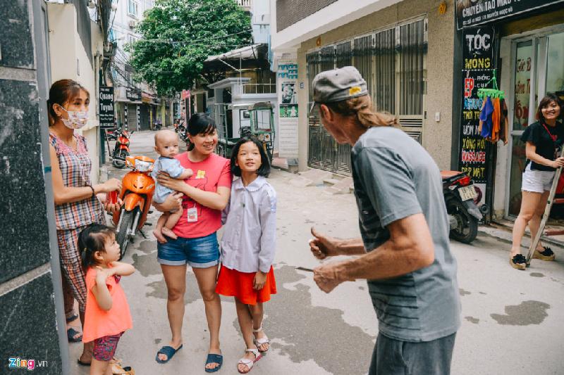 Cựu binh Mỹ mở chiến dịch xuống đường làm sạch phố phường hình ảnh 3 Trở về Việt Nam lần này, ông mong muốn làm được điều gì đó để bù đắp một phần những đau thương mà ông và đất nước mình đã gây ra trên mảnh đất này. Gần 3 năm trước, ông đến Hà Nội mở một lớp tiếng Anh miễn phí ở phường Trung Hòa với hơn 400 học viên thuộc đủ lứa tuổi.