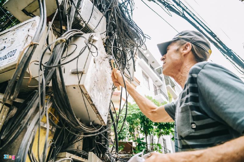 Trong thời gian này, các lớp học tiếng Anh đang tạm nghỉ hè nên ông nhận thấy đây là thời gian thích hợp để tháo dỡ các biển quảng cáo bất hợp pháp ở xung quanh nơi mình đang sống.
