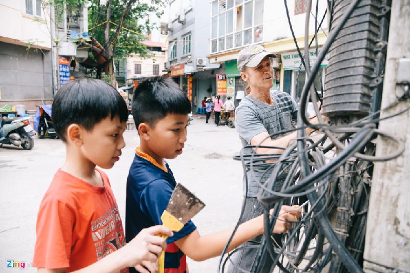 Nhiều em nhỏ cũng hào hứng tham gia “chiến dịch” này.