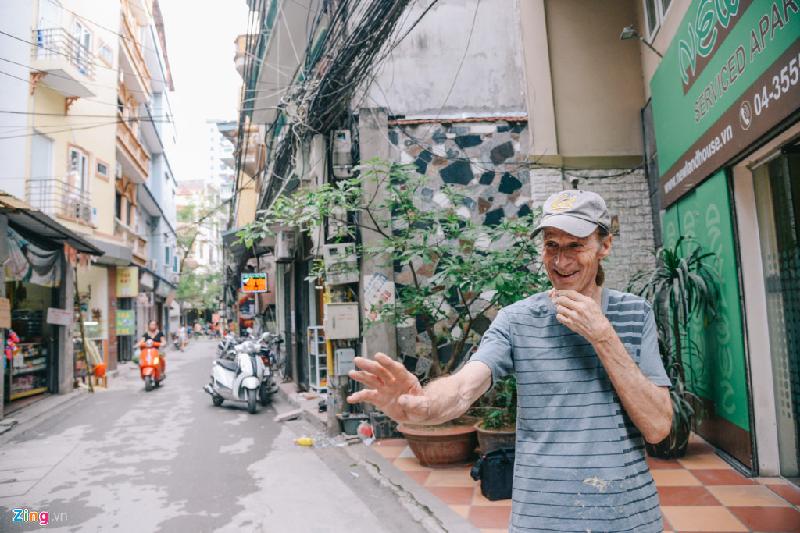 Thời gian gần đây, những câu chuyện làm đẹp ngõ phố ở Hà Nội xuất hiện khá nhiều. Từ chàng trai râu xồm Mỹ 23 tuổi bỏ tiền túi mua sơn, “khoác áo mới” cho ngõ 50 phố Hàng Bạc, một nhóm bạn trẻ vẽ nên những bức tranh cảnh Venice 3D ở ngõ 68 Yên Phụ đến người cựu chiến binh Mỹ tỉ mỉ gỡ bỏ từng mảnh giấy dán quảng cáo trên tường…tất cả đã làm cho Hà Nội trở nên tốt lành hơn.