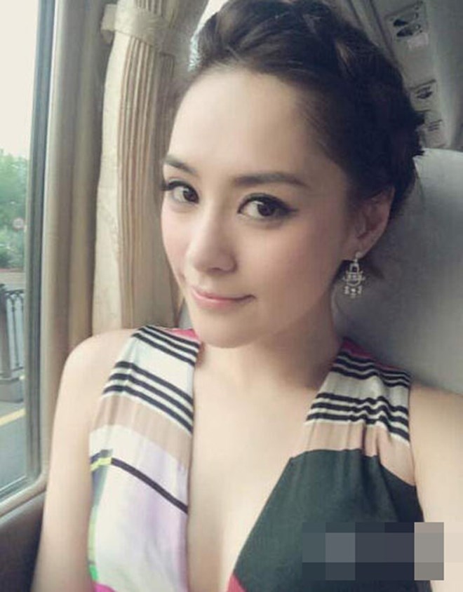 Chung Hân Đồng xinh đẹp rạng ngời ở tuổi 36  Phải mấy năm sau, Chung Hân Đồng mới dần xóa đi ác cảm của công chúng. Cô bắt đầu nhận được nhiều dự án phim và hợp đồng quảng cáo lớn. Hiện tại, người đẹp vẫn là quý cô độc thân vui vẻ.