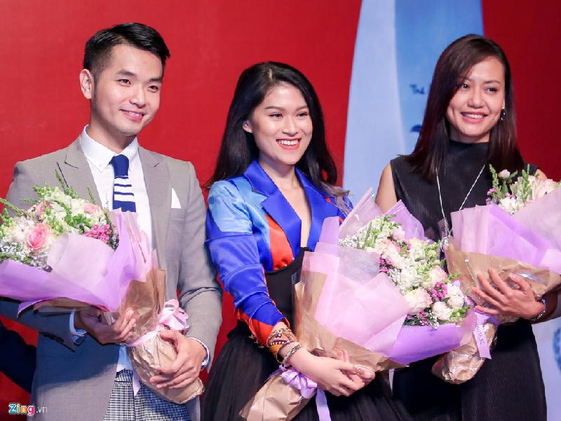 Đảo của dân ngụ cư là bộ phim đầu tay do Hồng Ánh đạo diễn. Cô tin tưởng giao vai chính cho dàn diễn viên trẻ, tay ngang đến với diễn xuất như Ngọc Thanh Tâm, Phạm Hồng Phước... Tuy nhiên chính sự hợp vai, đầu tư cho vai diễn, họ vẫn dành được sự ghi nhận của các nhà chuyên môn. Cả hai đều được đề cử nam, nữ diễn viên chính trong LHP Asean vừa qua.