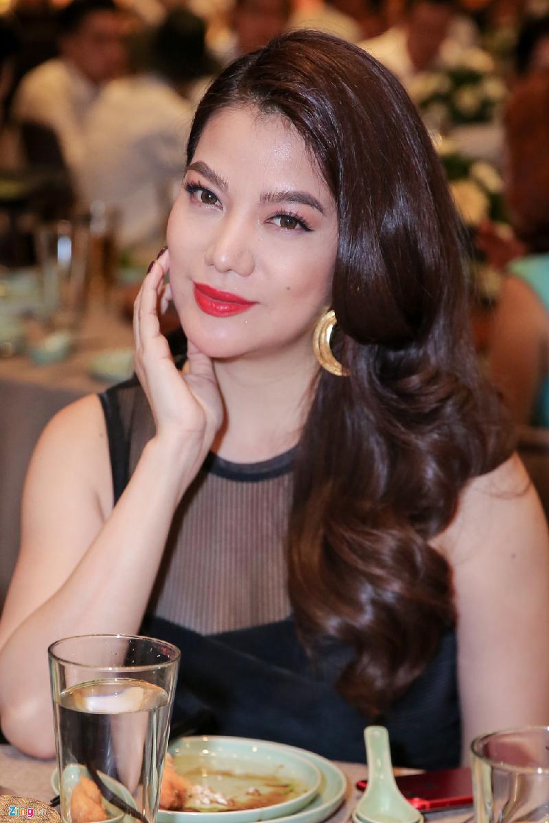 Trương Ngọc Ánh đi sự kiện một mình. Chị cho biết bộ phim chuyển thể từ kịch bản của Hàn Quốc Sắc đẹp ngàn cân sẽ sớm ra mắt khán giả. Bộ phim về đề tài showbiz là dự án do chị làm sản xuất.