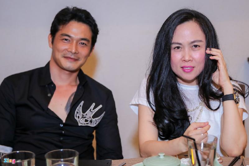 Quách Ngọc Ngoan và Phượng Chanel cùng đến chúc mừng Hồng Ánh. Sau thời gian ồn ào hậu ly hôn Lê Phương, cả hai vẫn đồng hành bên nhau.