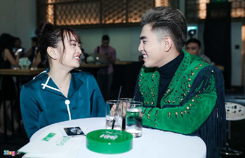 Tại sự kiện, Will tỏ ra khá quan tâm đến bạn gái Kaity Nguyễn. Anh luôn thể hiện những cử chỉ tình cứ, chăm sóc diễn viên Việt kiều. Thời gian này, cả hai đều là những tên tuổi đắt show sự kiện.