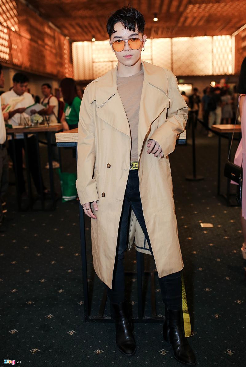 Góp mặt tại buổi tiệc tối ngày 9/5 có Kelbin Lei. Tín đồ thời trang - stylist ăn vận phong cách với trang phục sắc trầm, mái tóc đặc trưng những năm 1970.