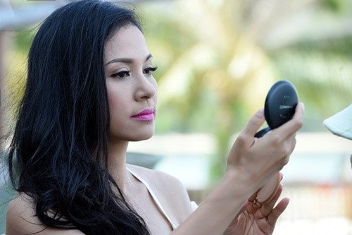 Nữ diễn viên “Ngọc trong đá” từng bật mí về kỷ niệm thời vàng son khi cát-xê vai diễn mấy chục cây vàng, mỗi ngày có hơn 100 người đến gõ cửa xin chữ ký, đi đến đâu là đông nghịt khán giả vây kín đến đó, thậm chí nhiều fan còn sẵn sàng tháo nữ trang giá trị tặng chị ngay trên sân khấu…Có thể nói cùng với “người tình màn ảnh” Lý Hùng, Việt Trinh là ngôi sao của dòng phim “mỳ ăn liền” có cuộc sống xa hoa bậc nhất showbiz Việt lúc bấy giờ.