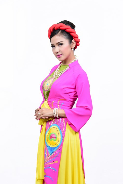 Nhan sắc mặn mà của Việt Trinh