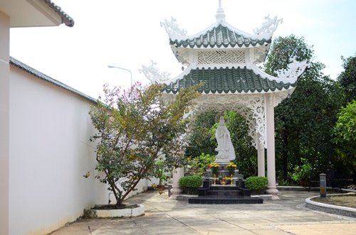 Phía sau cánh cổng là khoảng sân trước nhà rất rộng, phía tay phải ngôi nhà là vị trí đẹp nhất được cô chọn lựa để đặt một bức tượng Phật Bà Quan Âm. Việt Trinh cho biết, cô thỉnh bức tượng này từ chùa Non Nước về nhà riêng sau khi tham gia bộ phim 