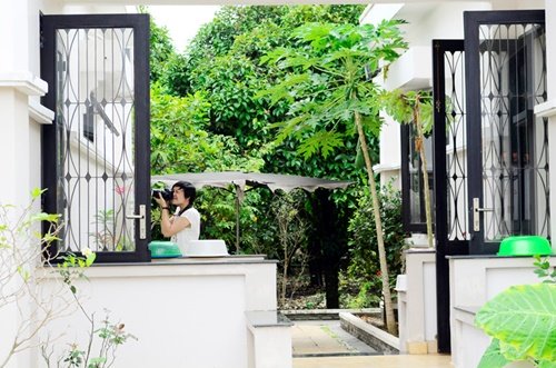 Phòng bếp và phòng khách được thiết kế tách biệt làm hai gian nhà, nối giữa là lối đi lộ thiên rất thông thoáng.(Ảnh:Zing)