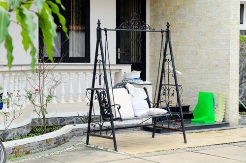 Phía bên hông căn nhà là chiếc xích đu sắt kiên cố để chiều tối hoặc sáng sớm, hai mẹ con người đẹp có thể vui đùa.