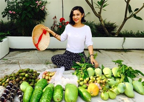 Ngoài những lúc bận rộn trên trường quay, cô lại dành thời gian chăm lo cho nhà cửa, vườn tược và hạnh phúc khoe hình ảnh vườn thu hoạch của nhà mình làm ra trên trang cá nhân