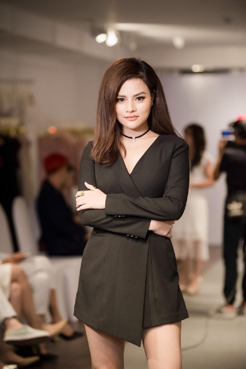 Bà mẹ hai con Vũ Thu Phương ngày càng trẻ trung. Người đẹp 31 tuổi chia sẻ trước đây cô thường thiết kế những mẫu đầm ôm, tạo cảm giác gò bó, nhưng bộ sưu tập lần này thoải mái và phóng khoáng hơn. Trong tháng 6, Thu Phương tiếp tục mang bộ sưu tập sang Campuchia trình diễn. 