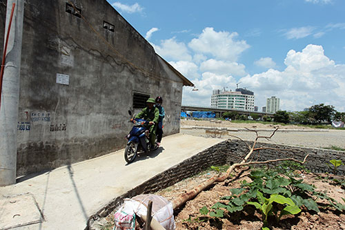 Theo ông Nguyễn Xuân Dân (người dân sống tại ngõ 3 đường Phương Canh, Nam Từ Liêm, Hà Nội), cuộc sống của gia đình ông và nhiều hộ dân khác bị đảo lộn khi việc thi công tuyến đường dự án khiến nhà ông thấp hơn cốt đường tới hơn nửa mét, bên cạnh đó hệ thống đường gom nước thải sinh hoạt không hoạt động sẽ khiến con ngõ bị ngập sâu nếu xảy ra mưa lớn.