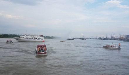  Thuyền trưởng tàu Greenlines cố gắng chỉ huy thuỷ thủ đoàn tìm cách dập lửa đồng thời đánh lái đưa tàu vào cảng Sài Gòn nhưng do con tàu bị mất lái và nước xô đẩy tàu này đâm vào mạn trái của tàu Kinh Yacht làm thủng một lỗ lớn, nước tràn vào khoang máy. Thuyền trưởng tàu Kinh Yacht đã cho bơm nước ra ngoài nhưng do nước tràn vào quá nhanh khiến phần đầu tàu bị chìm xuống sông Sài Gòn.