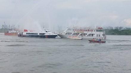 Nhận tin báo, lực lượng PCCC TPHCM cùng các lực lượng khác đã huy động hơn 400 người và phương tiện ứng cứu trên sông triển khai các biện pháp cứu nạn. Các chiến sĩ phải sử dụng canô chạy đón đầu con nước theo dòng chảy để ứng cứu các nạn nhân. Tàu ST-115 là tàu chữa cháy trên sông hiện đại nhất Việt Nam cũng được điều động để ứng cứu.