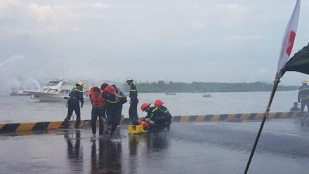  Các lực lượng tham gia cứu nạn, cứu hộ khẩn trương tổ chức thực hiện công tác cứu người trôi dạt trên sông và di chuyển hành khách trên tàu King yacht. Sau gần 10 phút tiếp cận và chữa cháy, lực lượng chữa cháy của tàu ST-115 đã tiếp cận được tàu Grenlines để đưa lực lượng dập tắt đám cháy trên tàu. Các canô của Cảng vụ nội địa và canô cứu nạn tàu King yacht cập mạng trái để lần lượt đưa hành khách của tàu lên bờ.