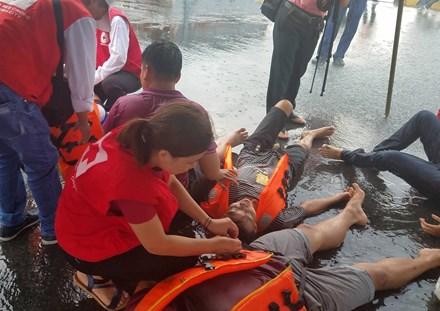 'Hai tàu du lịch tông nhau trên sông Sài Gòn, 40 người rơi xuống sông' ảnh 12
