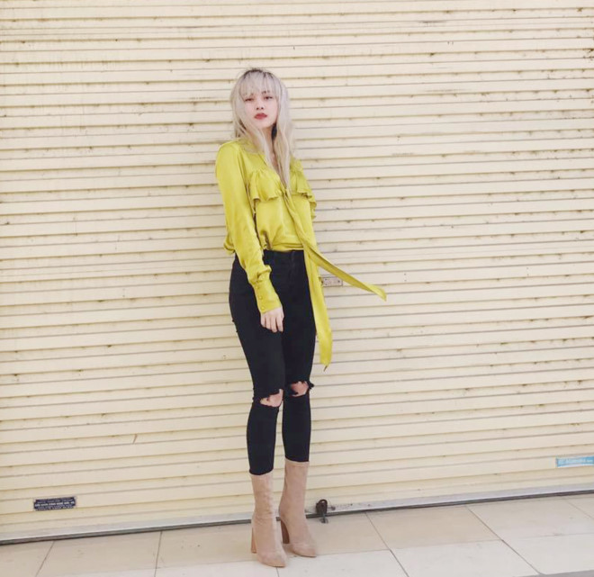 Thiều Bảo Trâm khoe nước da trắng sứ với quần skinny và áo sơ mi lụa rực màu nắng.
