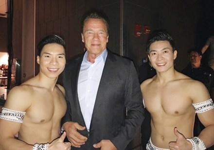 Cơ- Nghiệp chụp hình chung với ngôi sao Hollywood Arnold Schwarzenegger.