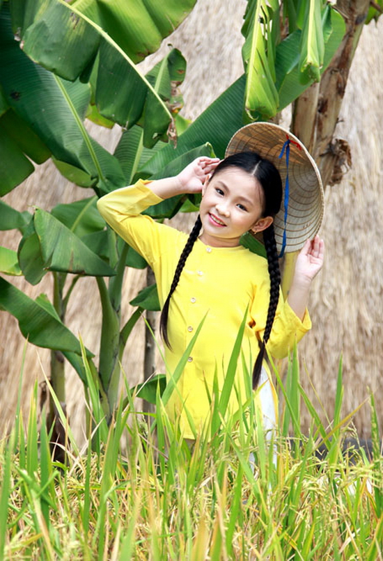 Bên cạnh giọng hát hay, Nghi Đình còn “đốn tim” khán giả bởi nét dễ thương, trong sáng. Mới đây, cô bé khiến người hâm mộ tan chảy với bộ ảnh mới trong trang phục áo dài truyền thống bên cạnh trang phục áo bà ba đằm thắm đậm chất miền Tây. Màu sắc tươi sáng phù hợp lứa tuổi cùng không gian cây cỏ miền quê rất “ăn” với hình ảnh “cô bé dân ca” của Nghi Đình. Chắc chắn khán giả sẽ không thể rời mắt với vẻ hồn nhiên, đáng yêu của “hiện tượng dân ca nhí”.