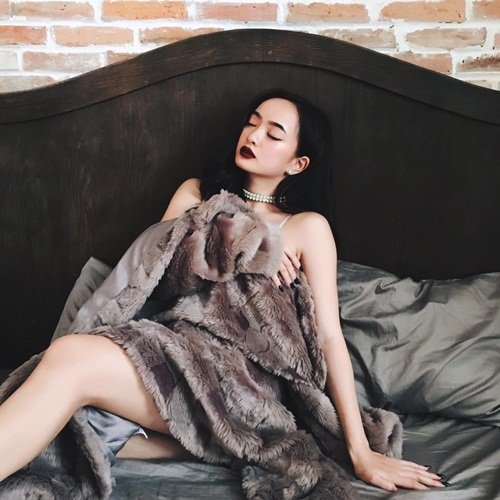 Kaity Nguyễn thường đăng tải hình ảnh gợi cảm với những bộ trang phục khoe vai trần và vòng một quyến rũ trên trang cá nhân