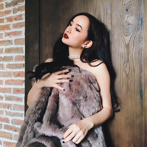 Kaity Nguyễn thường đăng tải hình ảnh gợi cảm với những bộ trang phục khoe vai trần và vòng một quyến rũ trên trang cá nhân