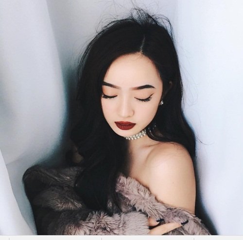 Kaity Nguyễn thường đăng tải hình ảnh gợi cảm với những bộ trang phục khoe vai trần và vòng một quyến rũ trên trang cá nhân