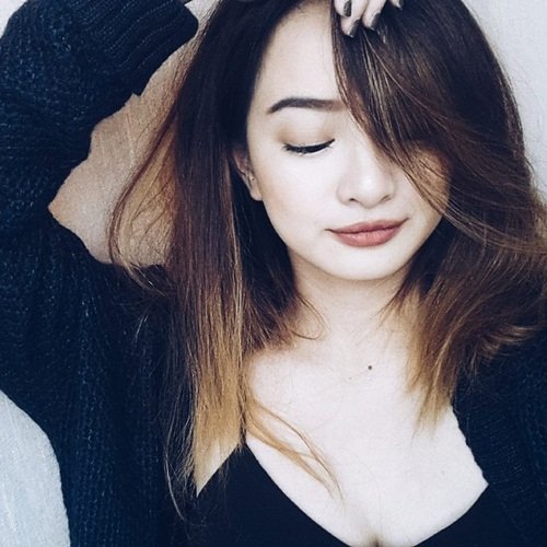 Kaity Nguyễn thường đăng tải hình ảnh gợi cảm với những bộ trang phục khoe vai trần và vòng một quyến rũ trên trang cá nhân