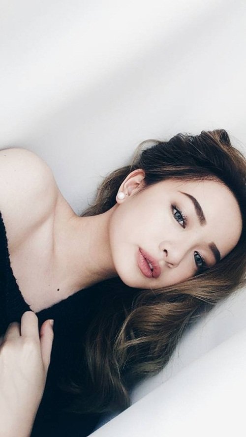 Kaity Nguyễn thường đăng tải hình ảnh gợi cảm với những bộ trang phục khoe vai trần và vòng một quyến rũ trên trang cá nhân