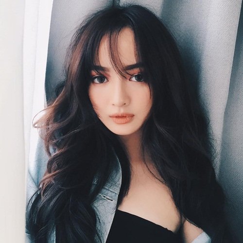 Kaity Nguyễn thường đăng tải hình ảnh gợi cảm với những bộ trang phục khoe vai trần và vòng một quyến rũ trên trang cá nhân
