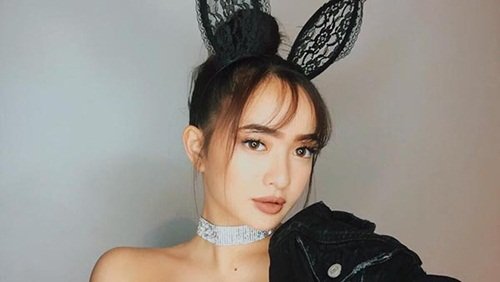 Kaity Nguyễn thường đăng tải hình ảnh gợi cảm với những bộ trang phục khoe vai trần và vòng một quyến rũ trên trang cá nhân