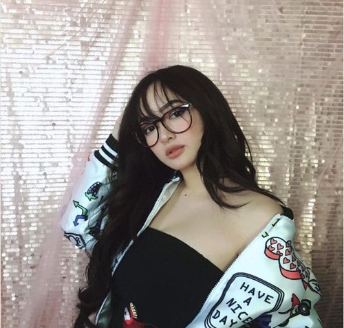 Kaity Nguyễn thường đăng tải hình ảnh gợi cảm với những bộ trang phục khoe vai trần và vòng một quyến rũ trên trang cá nhân