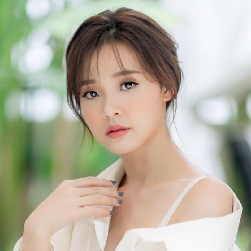 Giữa những xì xào về nhan sắc, mới đây, Midu đã hiến kế giúp phái nữ sở hữu dung mạo trẻ đẹp hơn mà không cần đến giải pháp phẫu thuật thẩm mỹ. Chỉ cần hoàn thành 