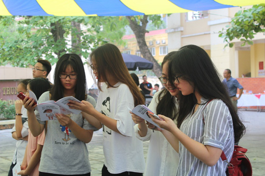 Các em học sinh quan tâm đến nội dung cuốn sổ tay