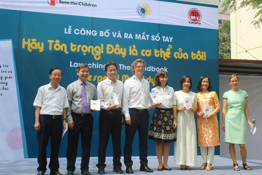 Đại sứ Thụy Điển Pereric Högberg, Giám đốc Quốc gia Tổ chức Cứu trợ trẻ em tại Việt Nam Dragana Strinic, GS-TS Phạm Quang Minh và khách mời tại buổi lễ