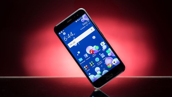 Về mặt thiết kế, tương tự như mẫu U Ultra trước đây, HTC U11 sử dụng ngôn ngữ thiết kế mang tên Liquid Surface với chất liệu chủ yếu được làm từ kính trong suốt, toàn bộ mặt sau là một tấm kính có viền ôm sát khung kim loại cứng cáp đồng màu. 