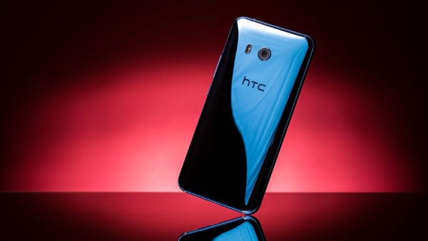 Đặc biệt bề mặt của kính được xử lý đặc biệt với một lớp khoáng chất có độ khúc xạ cao, tạo ra những màu sắc mới, phản chiếu ánh sáng theo những cách khác nhau tùy thuộc vào cách bạn xoay nó. 