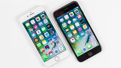 Mặt khác iPhone 7 vẫn là một chiếc điện thoại bằng kim loại, thiết kế không thay đổi kể từ iPhone 6 ra mắt năm 2014. Máy mỏng và phẳng, mang đến cảm giác của một chiếc điện thoại đắt tiền, điểm trừ duy nhất là camera phía sau lồi.