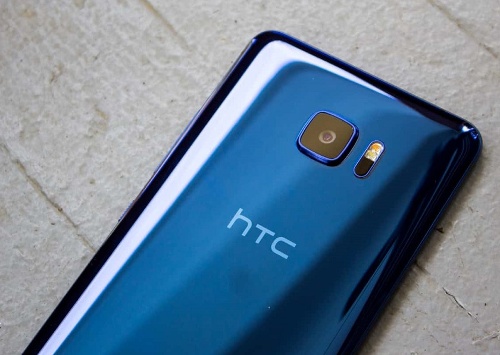 Trên giấy tờ HTC U11 đi kèm các thông số kỹ thuật camera tốt hơn. Máy có camera chính độ phân giải 12MP nhưng khẩu độ lớn hơn với f/1.7, sử dụng các điểm ảnh ’Ultrapixel’ lớn hơn một chút nên về lý thuyết cả hai yếu tốt trên sẽ giúp chụp ảnh trong các tình huống ánh sáng yếu tốt hơn. Ngoài ra camera chính của U11 còn đi kèm tính năng ổn định hình ảnh quang học sử dụng loại 5 trục với các kỹ thuật tiên tiến hơn, kết hợp với ổn định hình ảnh điện tử. Cuối cùng là khả năng tự động lấy nét hai điểm ảnh, một giải pháp kỹ thuật tiên tiến hơn là phương pháp trên iPhone.