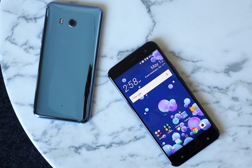 Về khả năng lưu trữ thật khó để so sánh, nhưng dường như HTC có phần chiếm ưu thế hơn một chút nhờ hỗ trợ khe cắm thẻ nhớ mowe rộng. U11 đi kèm với các tùy chọn bộ nhớ trong 64/128GB. iPhone 7 thì có các lựa chọn 32/128/256GB.