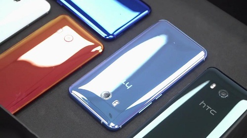 iPhone 7 chỉ có một loa đơn duy nhất, nhưng HTC U11 có tới hai loa. Loa BoomSound của HTC với thiết kế buồng âm thanh sử dụng không gian trống giữa các cấu kiện phần cứng bên trong điện thoại làm hộp cộng hưởng, giúp âm thanh lớn hơn, cho chất lượng âm thanh tốt hơn so với đối thủ. 