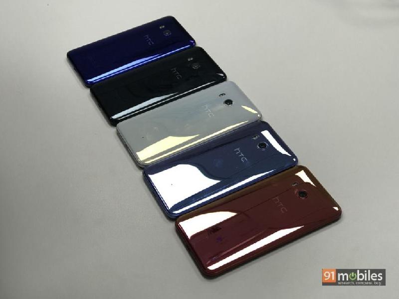 Về cấu hình bên trong, HTC U11 đi kèm với một nền tảng vi xử lý Qualcomm Snapdragon 835 và có màn hình Quad HD 5,5 inch. Dung lượng RAM đạt tới 4GB với bộ nhớ trong 64GB, trong khi một ổ cứng 6GB và 128GB dung lượng lưu trữ sẽ được cung cấp ở một số thị trường nhất định, nhưng không phải ở Mỹ.