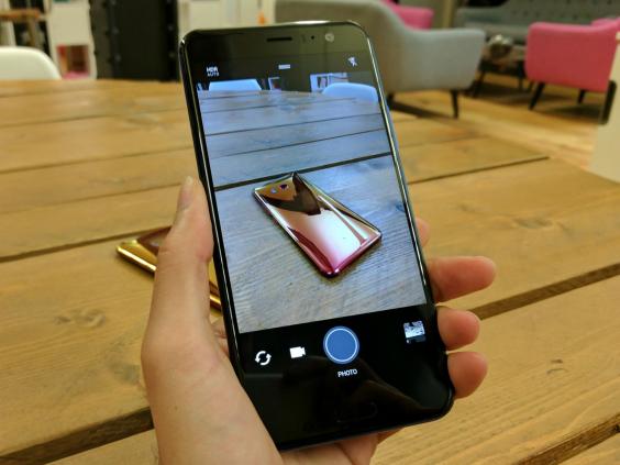 Như vậy, so với phiên bản tiền nhiệm, HTC U11 có một số cải tiến lớn như thêm tính năng Edge Sense thiếu một jack cắm tai nghe 3,5 mm, màn hình LCD lớn hơn và nền tảng vi xử lý Qualcomm mới nhất…