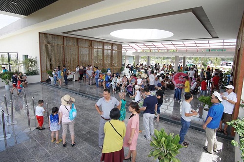 Ngày đầu tiên của kỳ nghỉ lễ, FLC Zoo Safari Park đón tiếp 3000 lượt khách. Số khách tăng gấp đôi trong ngày thứ hai và dự kiến sẽ đạt hơn 10000 lượt khách sau khi kết thúc kỳ nghỉ. 