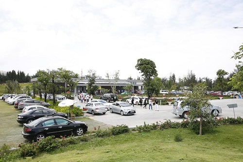 Nằm tại vị trí khá đắc địa (khu du lịch biển Nhơn Lý, thành phố Quy Nhơn), côn viên FLC Zoo Safari Park có diện tích 38.5 ha là nơi sinh sống của gần 1000 cá thể động vật, bao gồm: Gấu, Voi, Đà điểu, Huowu sao, Nai, Dê, Thỏ, Lạc đà, Vượn, Voọc, Khỉ, Già đẫy, Thiên Nga đen.
